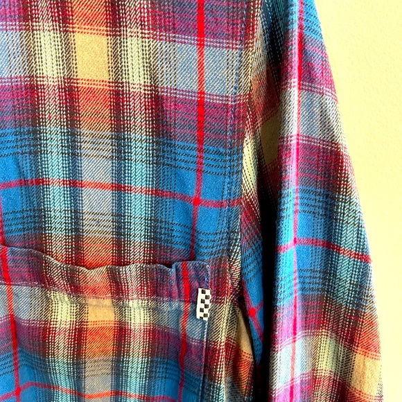 Vans plaid button down shirt! ✌️ - Picture 2 of 3